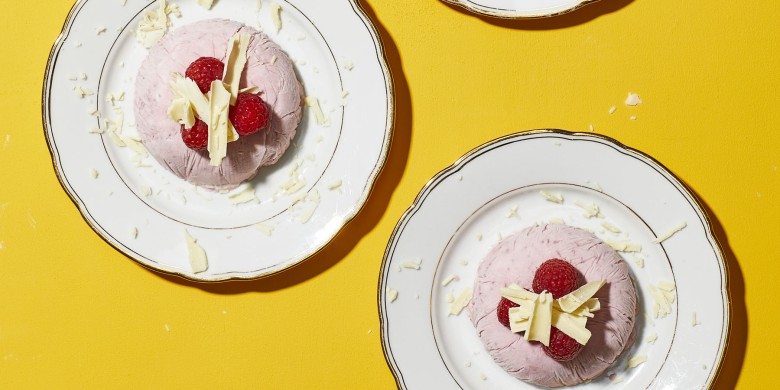 Frozen yoghurt met witte chocolade en frambozen