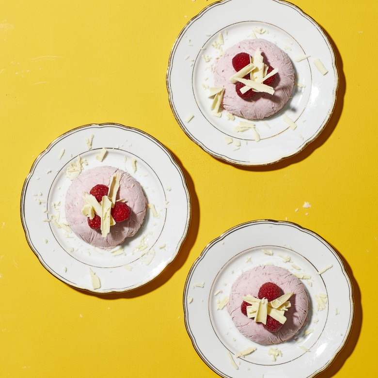 Frozen yoghurt met witte chocolade en frambozen