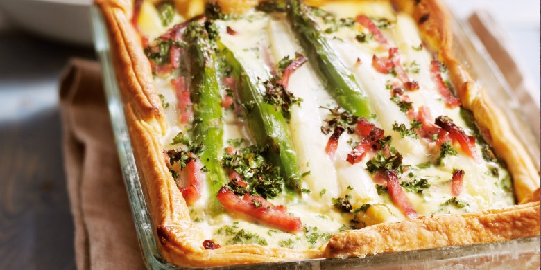 Bladerdeegtaart met asperges en ham