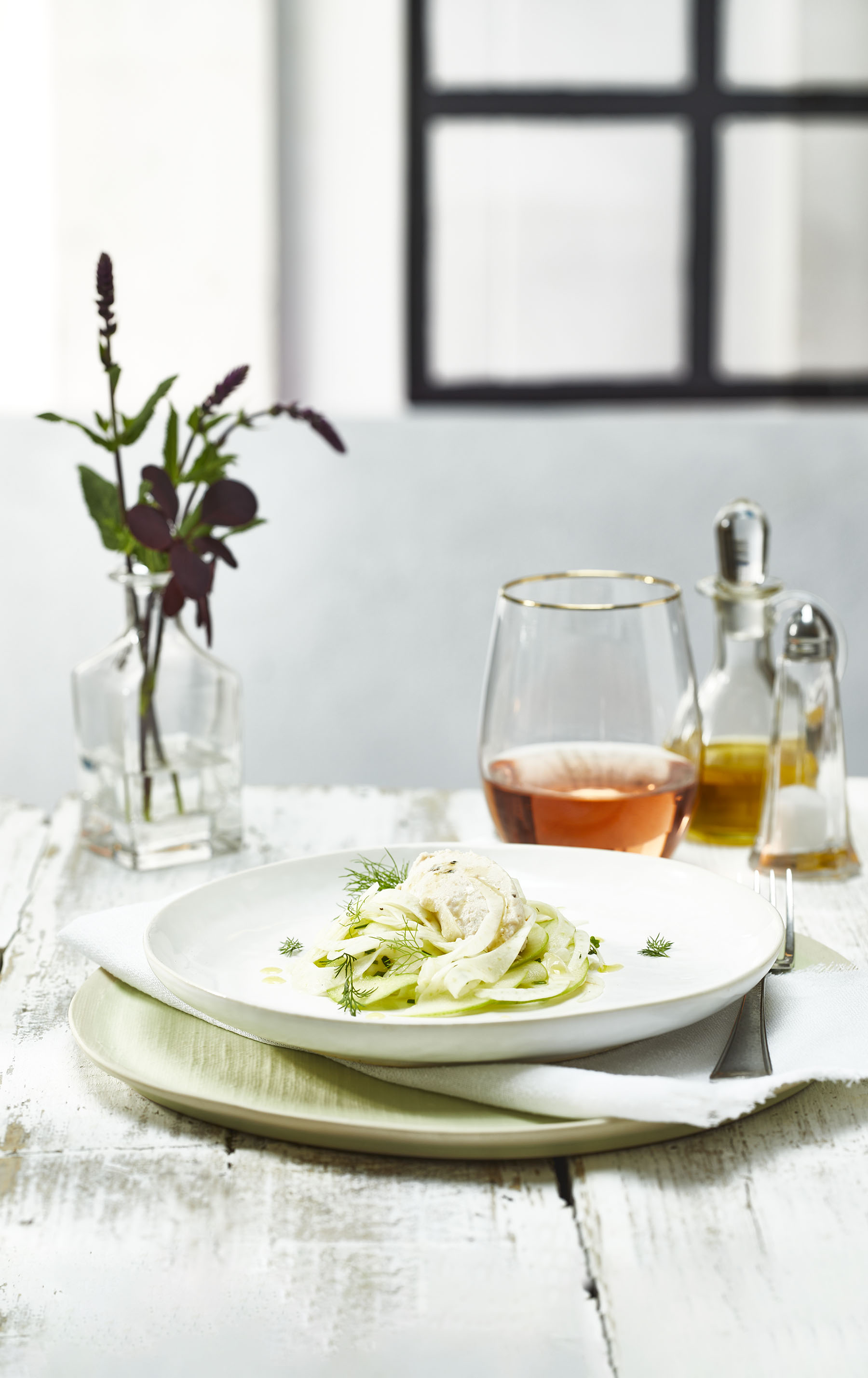 Quenelle van gerookte forel met spicy venkelsalade