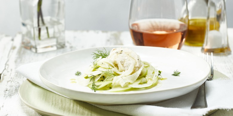 Quenelle van gerookte forel met spicy venkelsalade