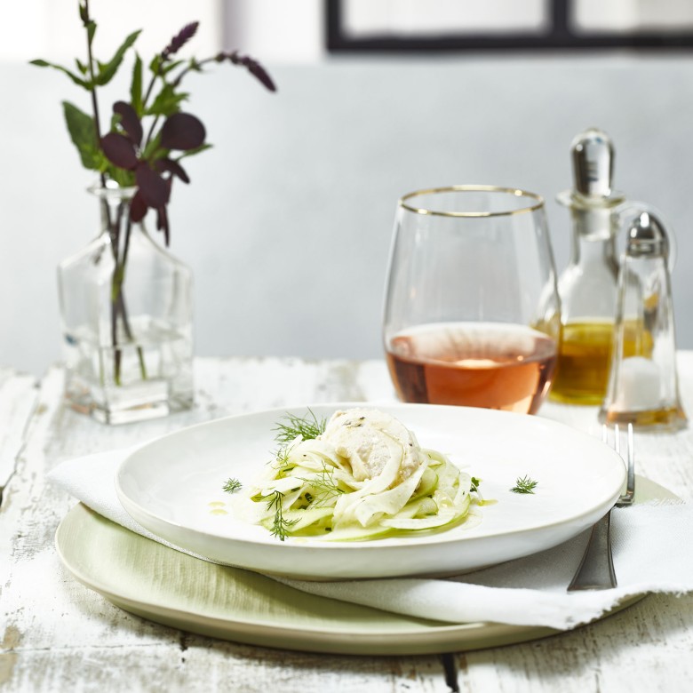 Quenelle van gerookte forel met spicy venkelsalade