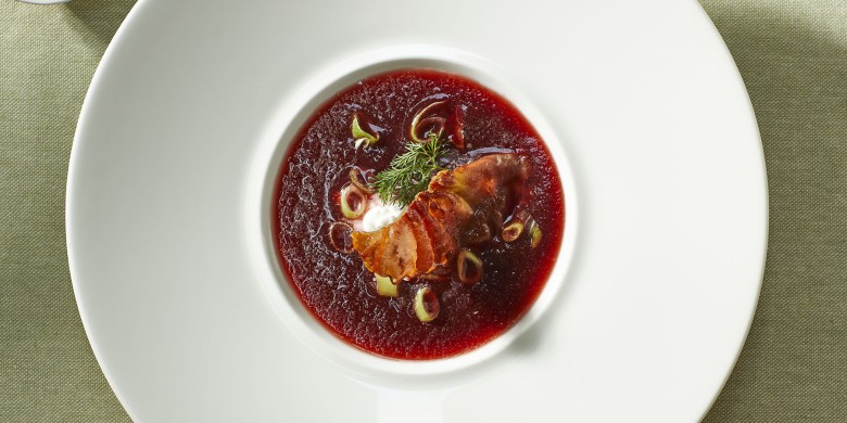 Koude bietensoep met knapperige ham