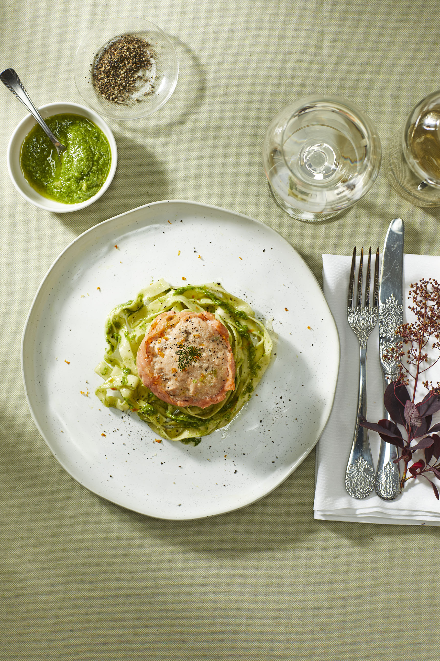 Gegrilde zalmmedaillon met tagliatelle en rucolapesto