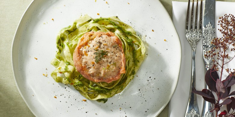 Gegrilde zalmmedaillon met tagliatelle en rucolapesto