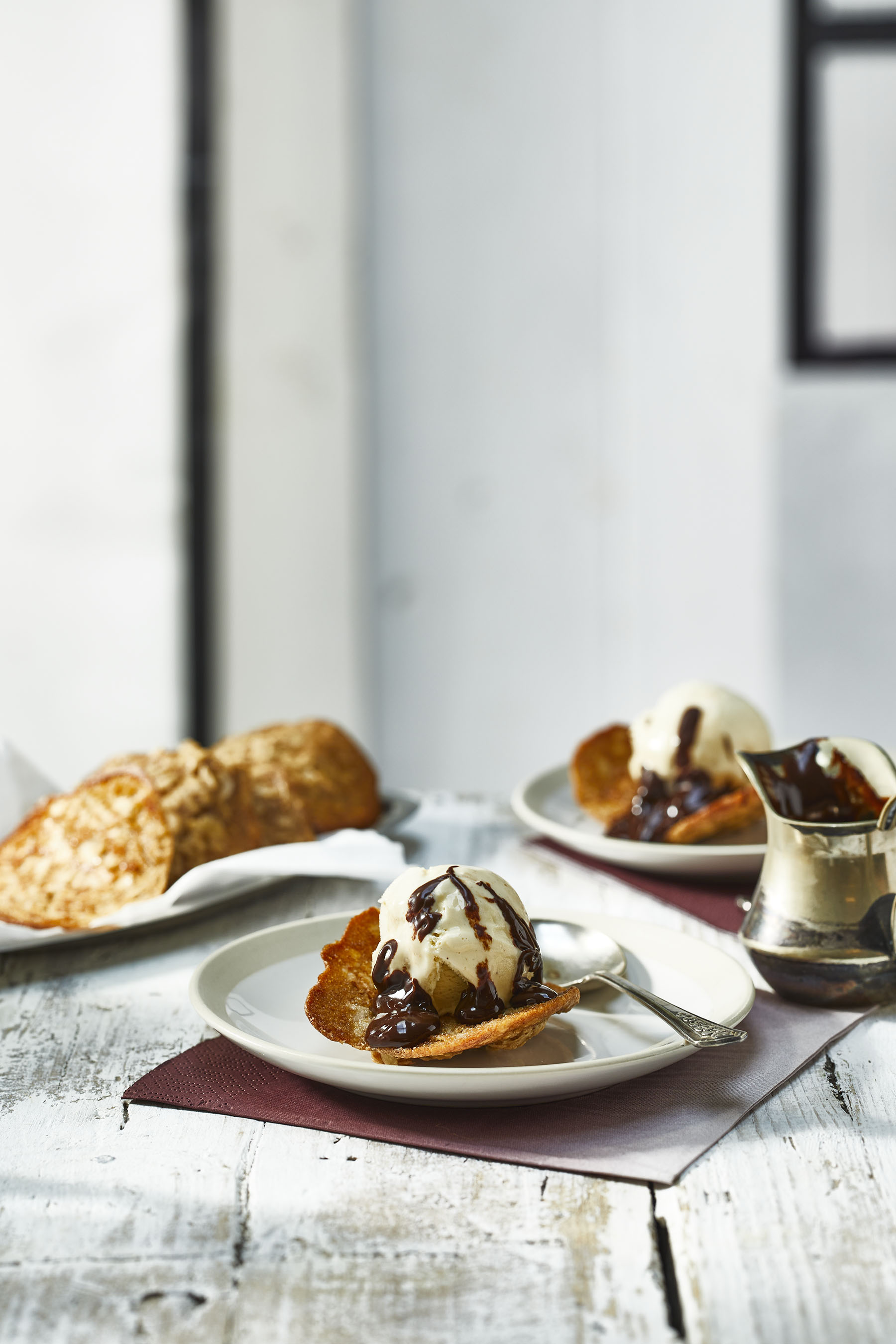 Amandelwafeltje met roomijs en chocoladesaus