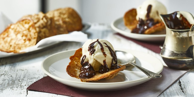 Amandelwafeltje met roomijs en chocoladesaus