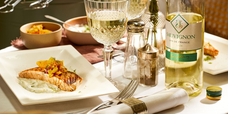 Gegrilde zalm met citrussalade en tzatziki