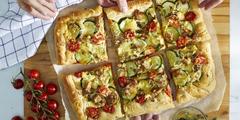 Plaatpizza met tonijn en kaas