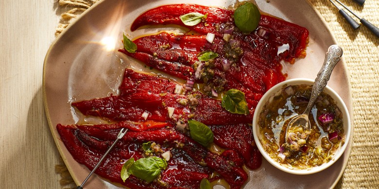 Gegrilde paprika met knoflook-kappertjesdressing