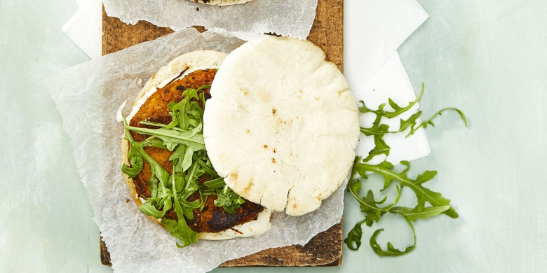 Wortelburger met amandel en kikkererwten