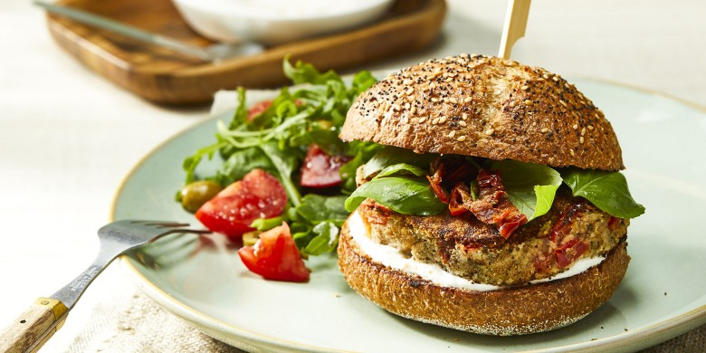 Paprikaburger met tomaat en bonen