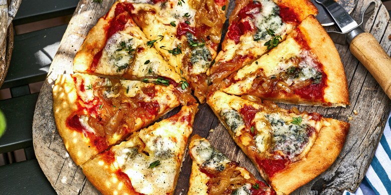 Bloemkoolpizza met gorgonzola en gekaramelliseerde ui 