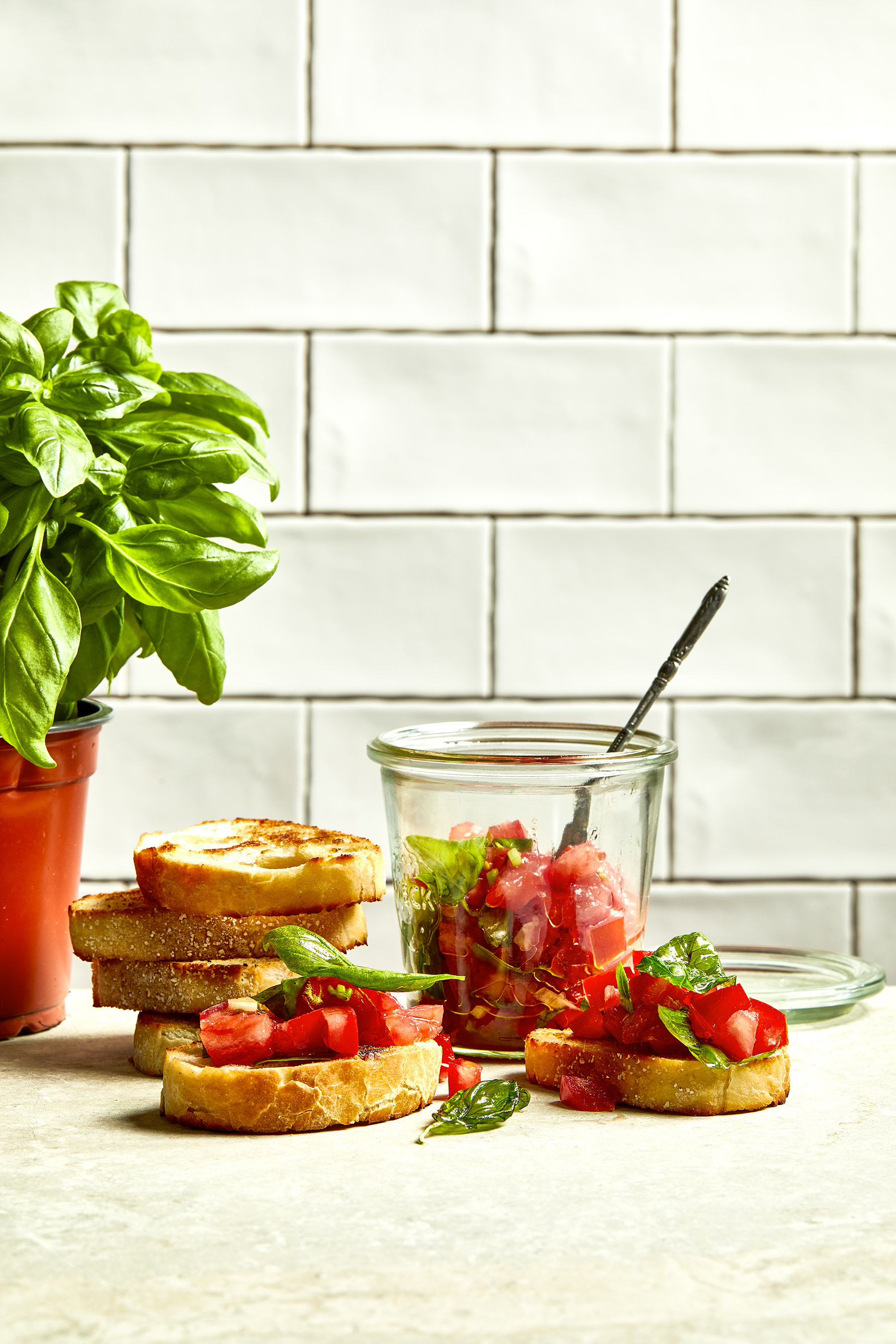 Bruschetta met tomaat en gefrituurde basilicum