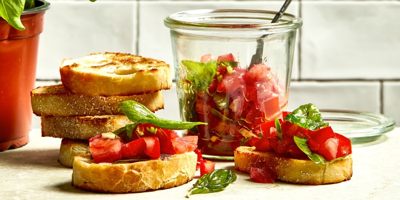 Bruschetta met tomaat en gefrituurde basilicum 