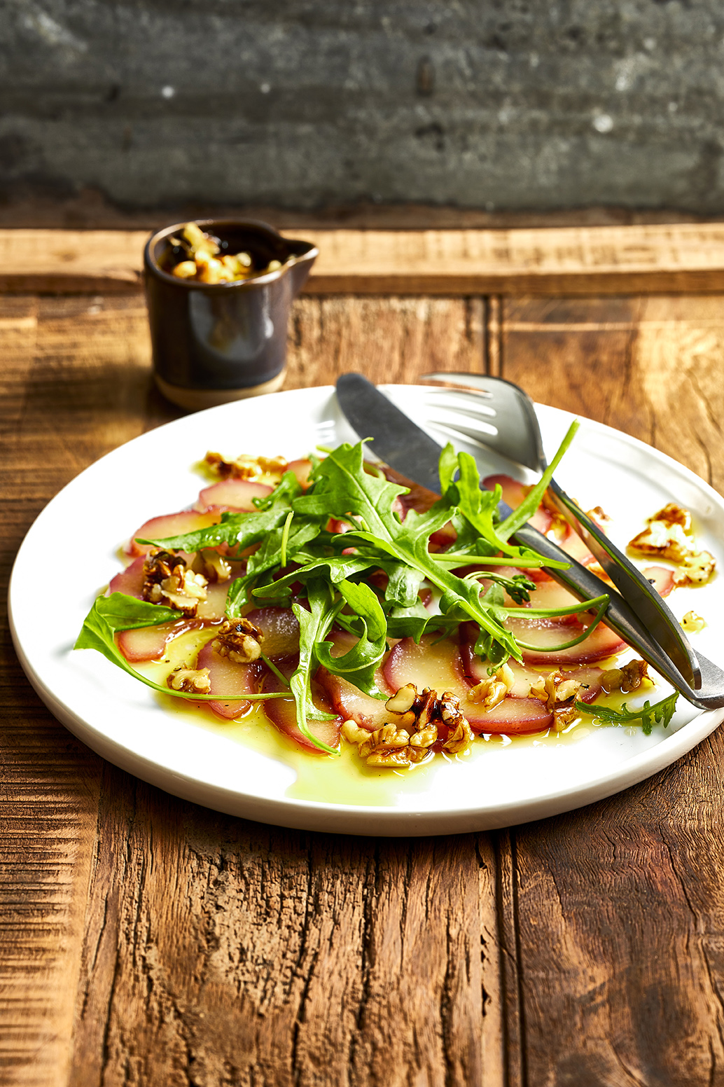 Carpaccio van stoofpeertjes met notendressing