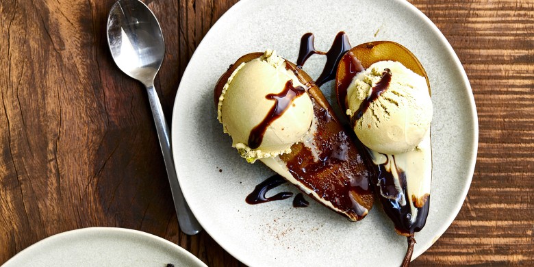 Espressopeertjes met pistache-ijs en chocoladesaus 