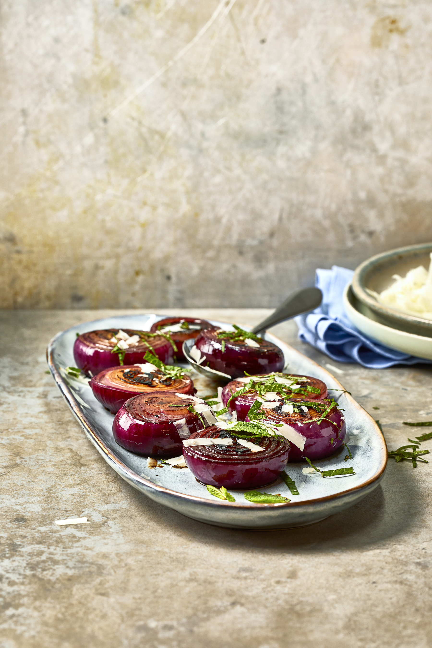 Gegrilde rode ui met balsamico en pecorino
