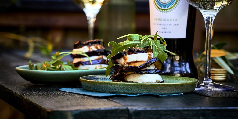 Gestapelde salade van mozzarella en gefrituurde aubergine 