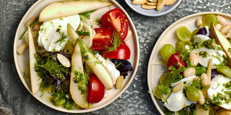 Italiaanse salade met peer, mozzarella en pestodressing 