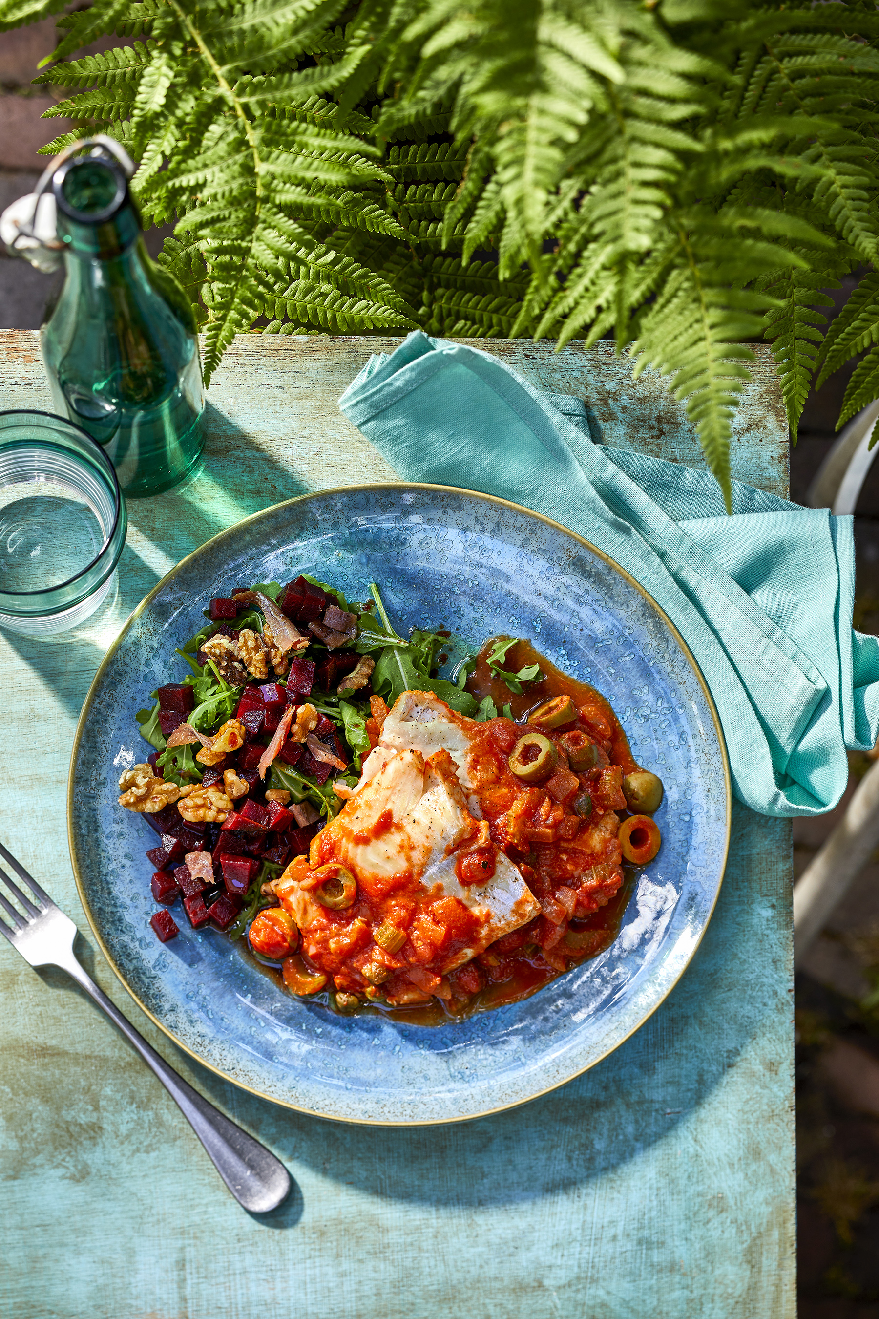 Kabeljauw in Italiaanse tomatensaus met rucola-ansjovissalade