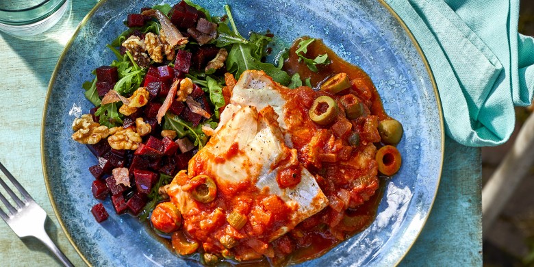 Kabeljauw in Italiaanse tomatensaus met rucola-ansjovissalade 