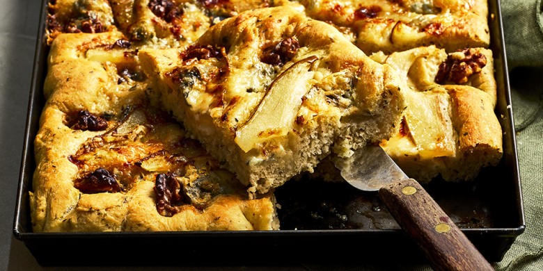 Kruidenfocaccia met peer, walnoten en gorgonzola 