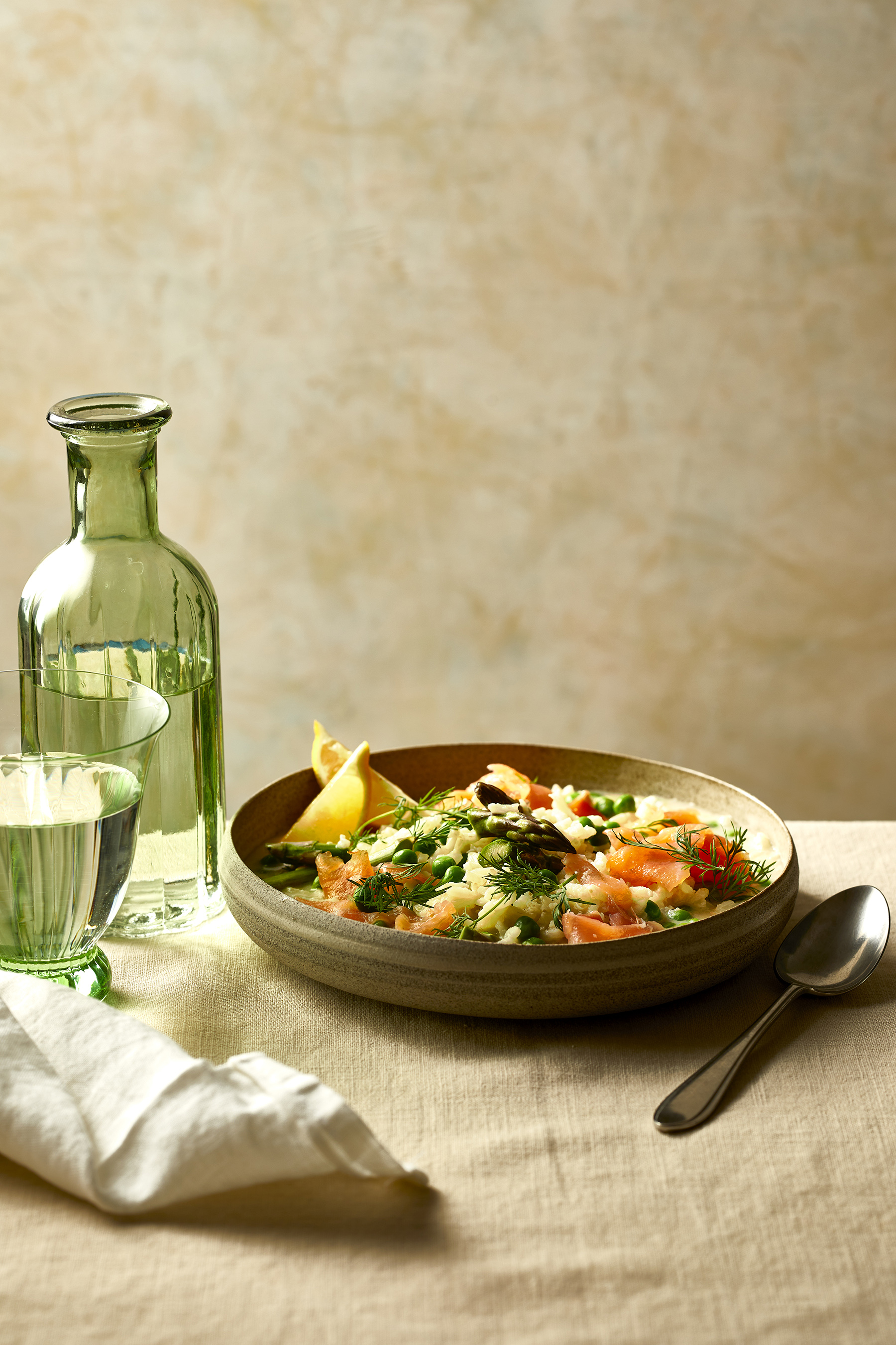 Risotto met doperwten, groene asperges en gerookte zalm