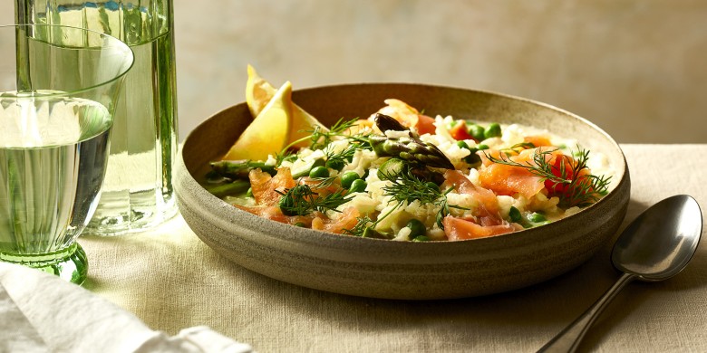 Risotto met doperwten, groene asperges en gerookte zalm 
