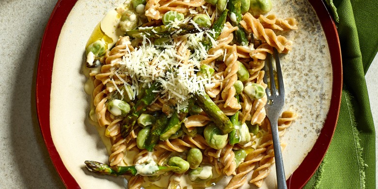 Romige volkorenpasta met groene groenten 