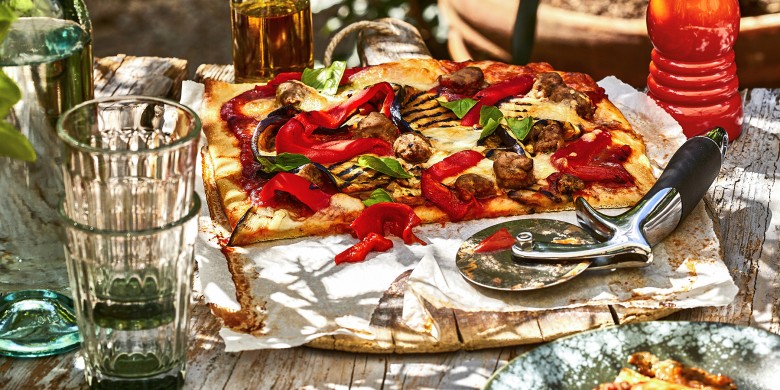 Plaatpizza met gegrilde groenten en worst 