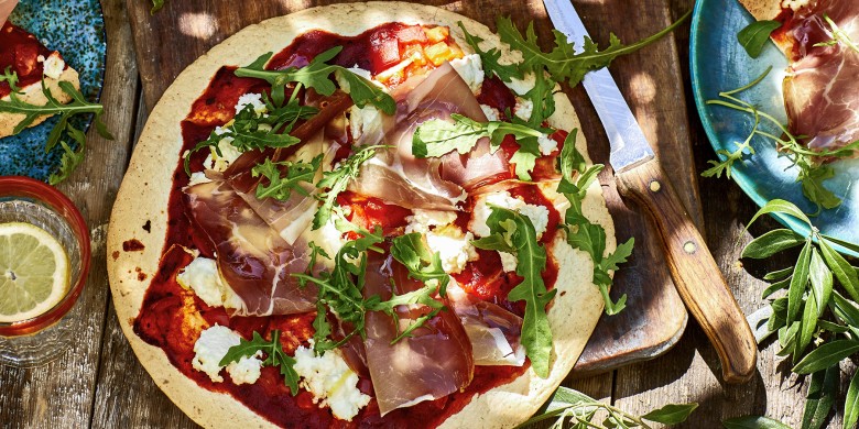 Platbroodpizza met rauwe ham en ricotta 