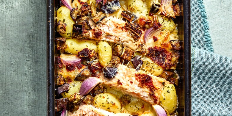 Zalm met kruidenkrieltjes, aubergine en rode ui 