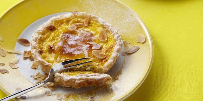 Bladerdeegtaartje met gebakken custard en abrikozenjam