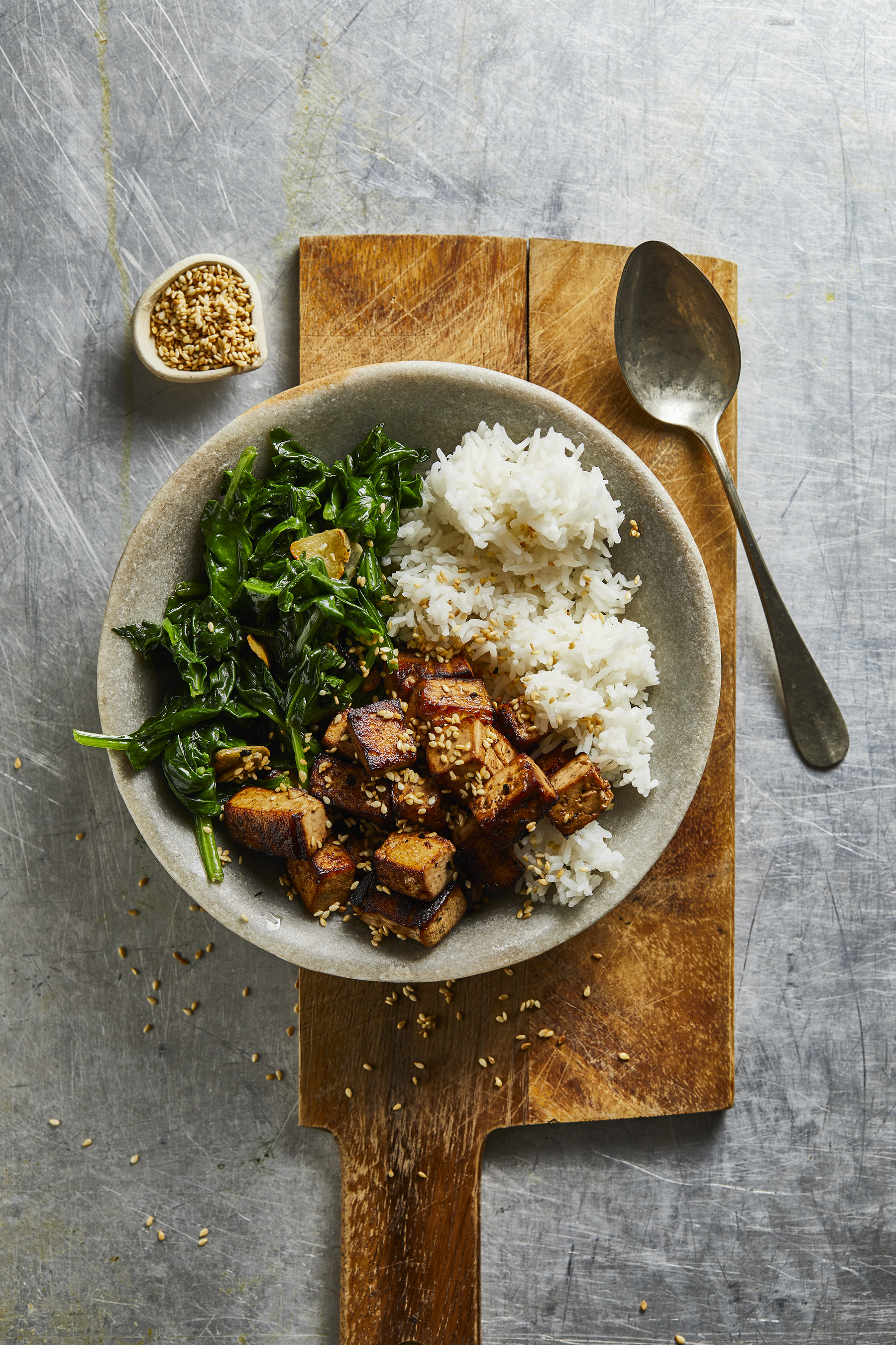 Knapperige in gember gemarineerde tofu met spinazie