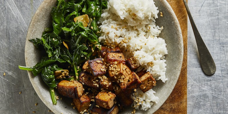 Knapperige in gember gemarineerde tofu met spinazie