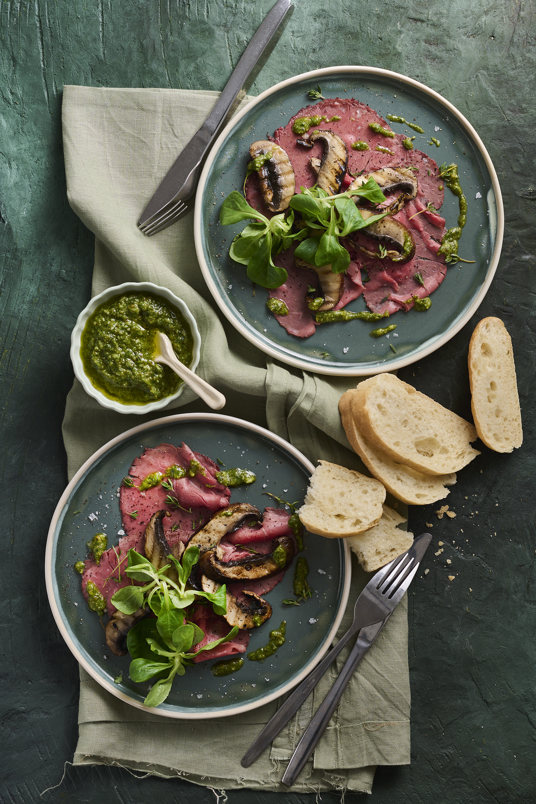 Rosbiefcarpaccio met gegrilde portobello en pecanpesto