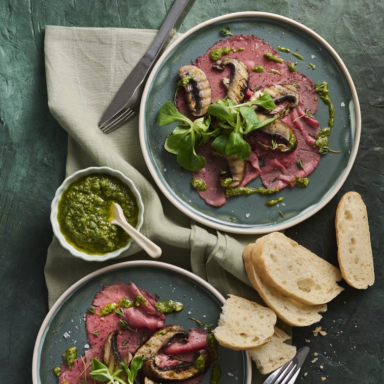 Rosbiefcarpaccio met gegrilde portobello en pecanpesto