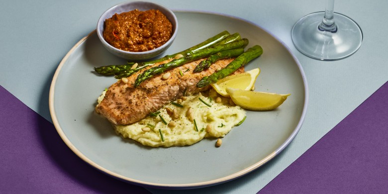 Zalm met creamy mashed potatoes en paprika-tomatenpesto