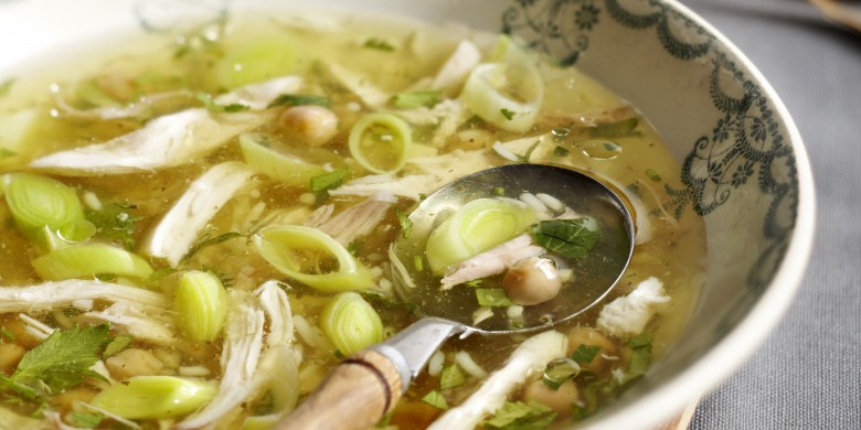 Kippensoep met kikkererwten en prei
