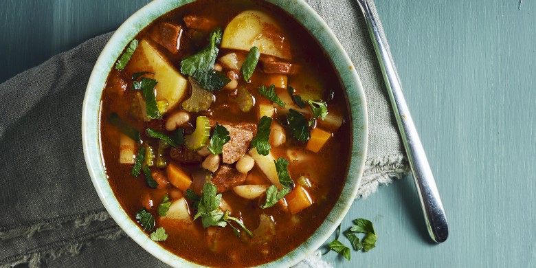 Spaanse aardappel-bonensoep met chorizo