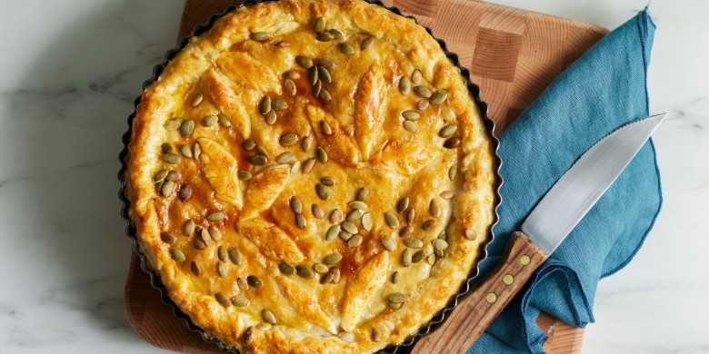 Bladerdeegtaart met geroosterde pompoen, sjalot en feta