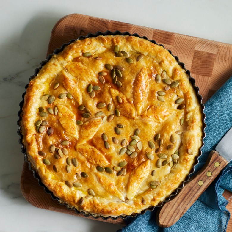 Bladerdeegtaart met geroosterde pompoen, sjalot en feta