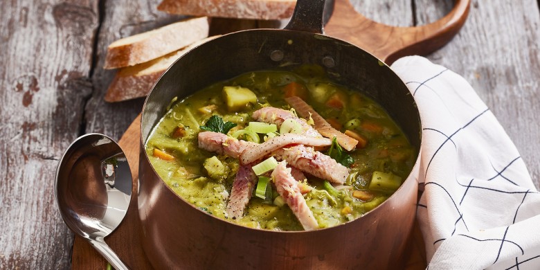 Erwtensoep met bosui en gerookte forel