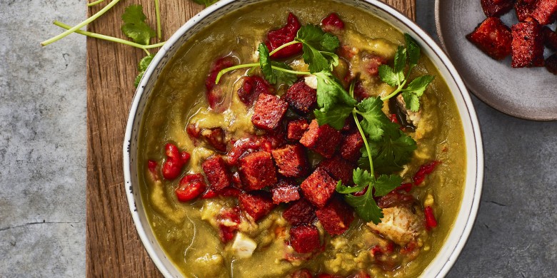 Erwtensoep met krokante chorizo en geroosterde paprika