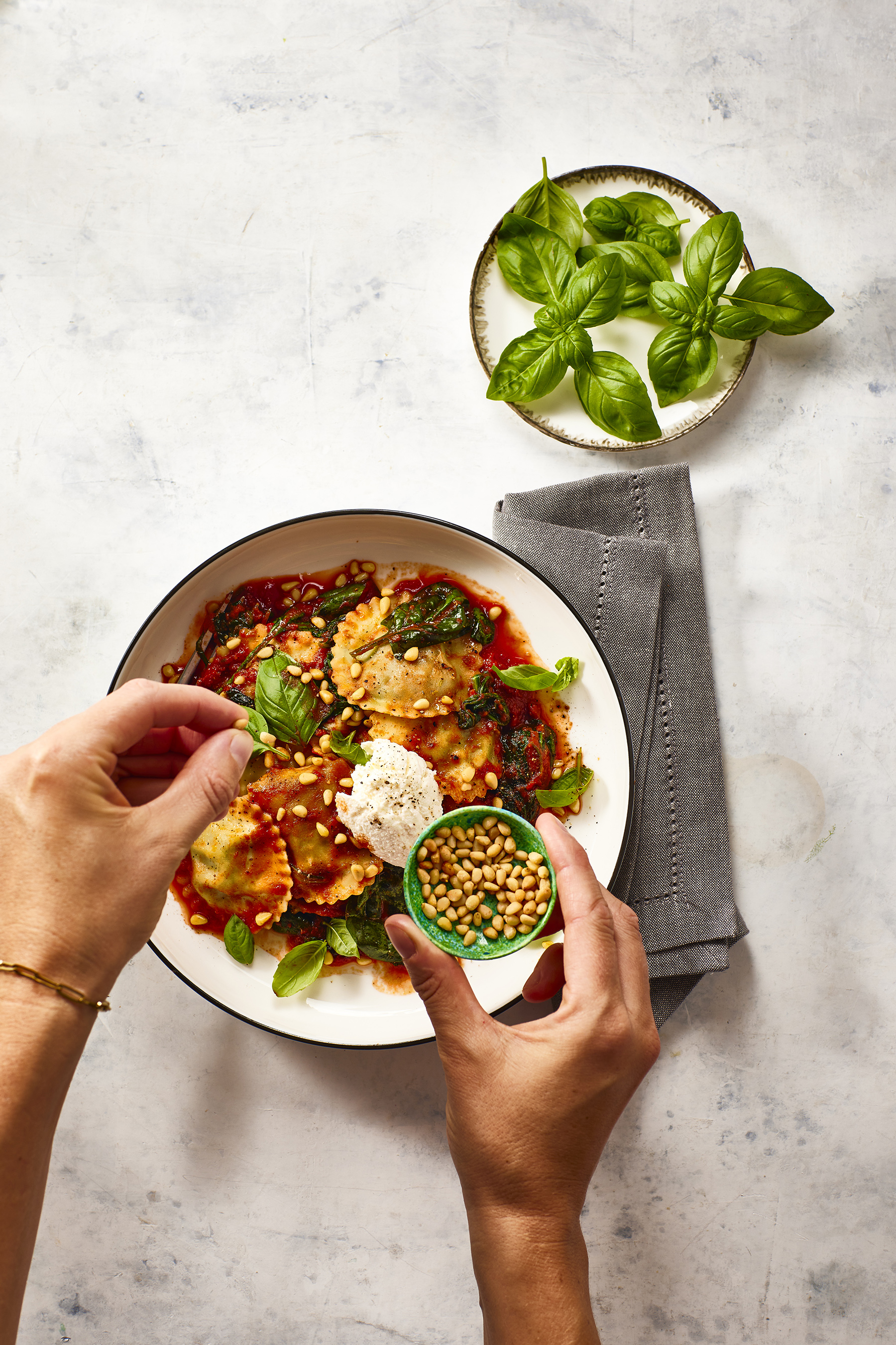 Ravioli met tomatensaus en ricotta