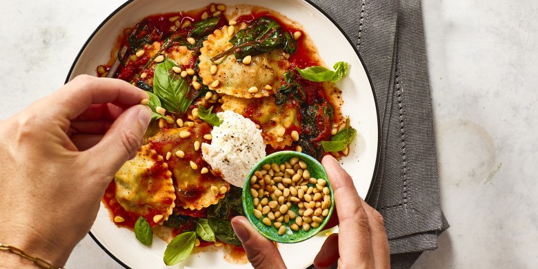 Ravioli met tomatensaus en ricotta