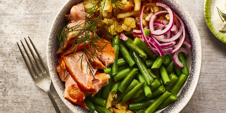 Rösti-bowl met warmgerookte zalm en sperziebonen