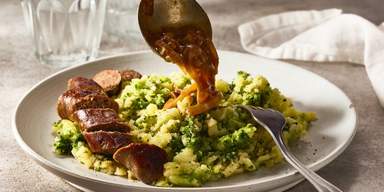 Broccolistamppot met runderworst en uienjus