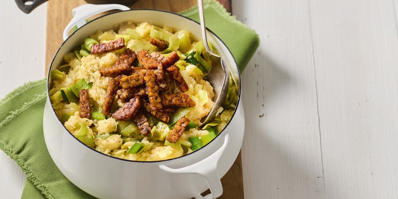 Prei-pastinaakstamppot met tempé-spekjes en jus